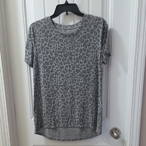 Zoe + Liv Gray Leopard Short Sleeve High Low Tee